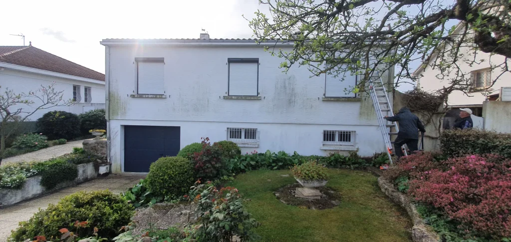 Ravalement et nettoyage de façade de maison à La Roche-sur-Yon par DECO EQUIP
