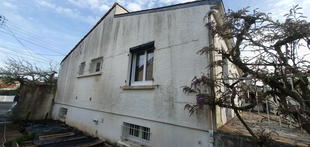 Ravalement et nettoyage de façade de maison à La Roche-sur-Yon par DECO EQUIP